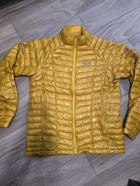 Mountain Hardwear Ghost Whisperer jacket for men in Moon Moss, size L.